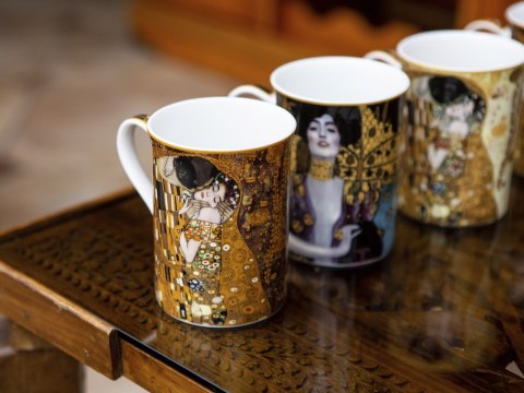 KUBEK CERAMICZNY - G.Klimt Pocałunek kremowe tło CARMANI